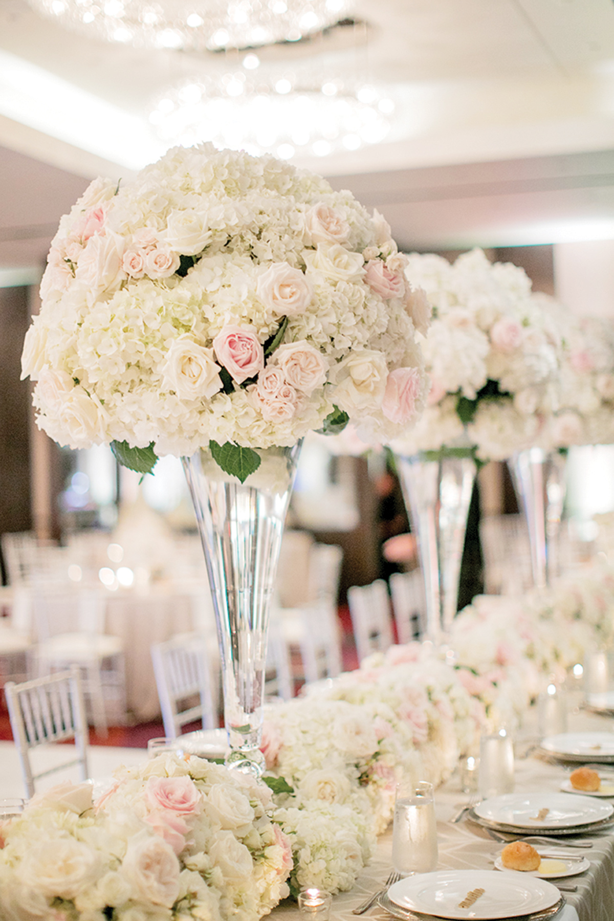 white-mather-table-flowers