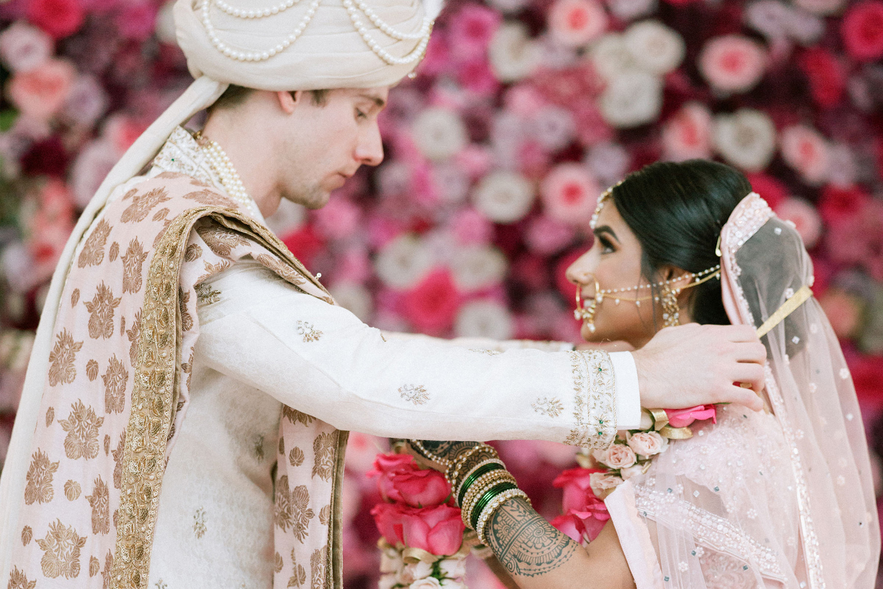 Indian bride holding a garland Stock Photo - Alamy